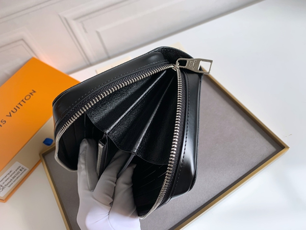 LVコピーウォレット着用イメージ